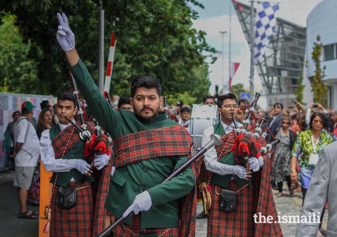 The Andheri Versova Aga Khan Baug Band marches in, signalling the opening of the Pátio Mela. 