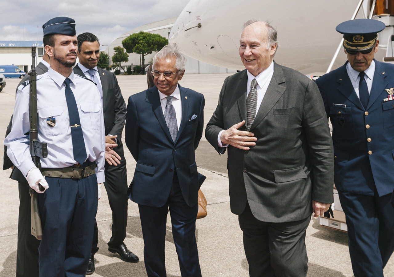 Mawlana Hazar Imam is welcomed by Nazim Ahmad, Head of the Ismaili Imamat’s Department for Portugal and other Lusophone countries and Rahim Firozali, President of the Ismaili Council for Portugal.