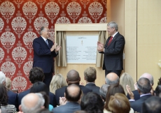 Mawlana Hazar Imam and Prime Minister Stephen Harper unveil a plaque commemorating the opening of the Ismaili Centre, Toronto. Moez Visram