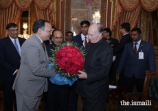 Dr Shailendra Kumar Joshi, Chief Secretary, Government of Telangana, welcomes Mawlana Hazar Imam.