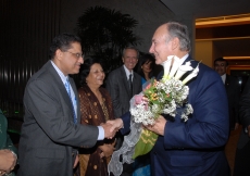 Mawlana Hazar Imam receives flowers and a warm welcome from Jamati leaders upon his arrival in Singapore. 