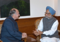 Mawlana Hazar Imam meets Prime Minister of India, Manmohan Singh. (New Delhi, 2004) AKDN / Gary Otte     