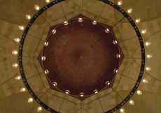 Illumination in concentricity: the chandelier of the main dome.