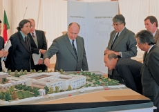 Mawlana Hazar Imam and Prince Amyn discuss the model of the Ismaili Centre, Lisbon as the architects and others look on.