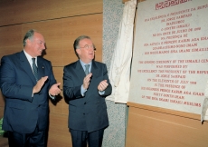 Mawlana Hazar Imam and President Sampaio applaud following the unveiling of the commemorative plaque.