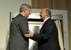 Mawlana Hazar Imam and Prime Minister Stephen Harper shake hands after unveiling the plaque commemorating the Foundation of the Ismaili Centre, Toronto, the Aga Khan Museum and their Park.