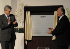 Prime Minister Stephen Harper and Mawlana Hazar Imam applaud after unveiling the plaque commemorating the Foundation of the Ismaili Centre, Toronto, the Aga Khan Museum and their Park.