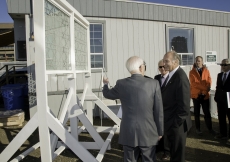 Fumihiko Maki and Mawlana Hazar Imam discuss the glass finish options for the courtyard walls of the Aga Khan Museum in October 2010.