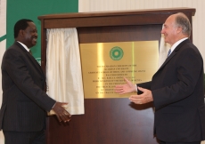 Mawlana Hazar Imam and Prime Minister Raila Odinga congratulate one another after unveiling the plaque commemorating the Foundation Ceremony of the Aga Khan University Graduate School of Media and Communications in Nairobi.