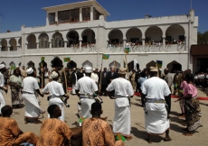 Mawlana Hazar Imam receives a warm Zanzibar welcome by cultural dancers upon arrival.