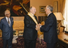 His Excellency President Marcelo Rebelo de Sousa congratulates Mawlana Hazar Imam after decorating him with one of Portugal’s highest honours, the Grand Cross of the Order of Liberty. AKDN / Antonio Pedrosa