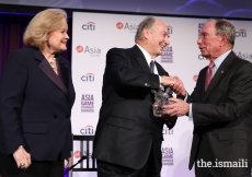 Mawlana Hazar Imam being presented Asia Society’s 2017 Asia Game Changer Lifetime Achievement Award by Michael Bloomberg and Sharon Rockefeller.