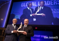 Kofi Annan, former UN Secretary-General, presents the Champion for Global Change Award to Mawlana Hazar Imam