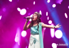 A young girl performed a hit song from Titanic at Bem Vindo a Portugal.