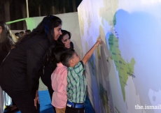  Kids Spotting the correct answers at the interactive Map