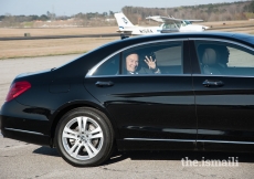 Mawlana Hazar Imam waves goodbye to the Jamati leadership as he leaves the airport. 