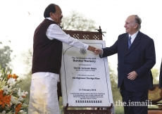 Mawlana Hazar Imam and Vice-President of India Shri M. Venkaiah Naidu, unveil a plaque to inaugurate the Sunder Nursery, a 90-acre city park in New Delhi.