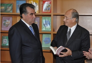 President Rahmon and Mawlana Hazar Imam pause in the library of the new Centre. They engage over a book about renowned poet and Ismaili philosopher, Nasir Khusraw, who lived over a thousand years ago in the region that is modern Tajikistan.