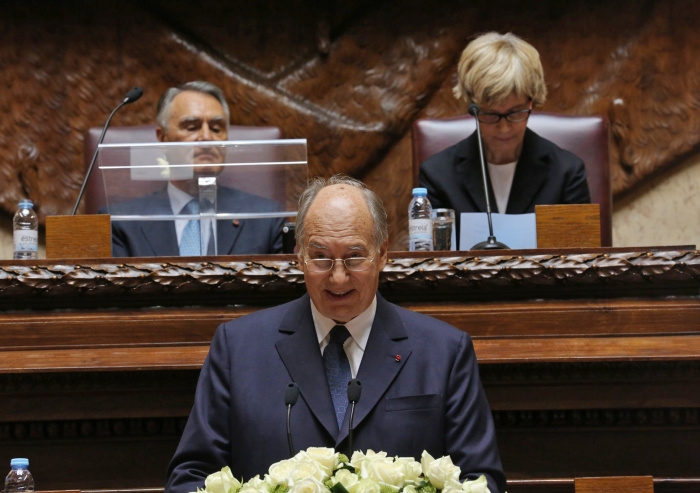 Mawlana Hazar Imam addresses the North-South Prize Ceremony in the Senate Hall of the Portuguese Parliament as His Excellency Aníbal Cavaco Silva, the President of Portugal and President of the Assembly of the Republic, Maria Assunção Esteves look on.