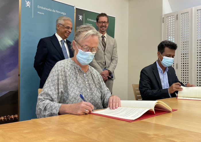 Minister Counsellor of the Norwegian Embassy Sissel Idland (left) and AKF Mozambique National Director Agostinho Mamade (right) signing the grant agreement with the AKDN Diplomatic Representative Nazim Ahmad (left) and the Norwegian Ambassador Haakon Gram-Johannessen (right) looking on.