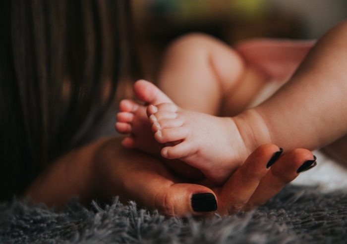 To support women during the postpartum period, simple gestures such as offering to pick up groceries, making a meal, or taking the baby for a walk can have a positive impact.