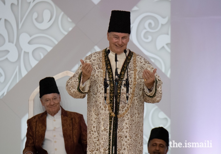 Mawlana Hazar Imam shares a light moment with the Jamat at the Diamond Jubilee Darbar in Lisbon, as Prince Amyn looks on.