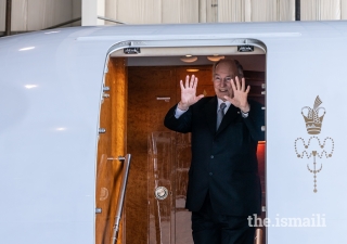 Mawlana Hazar Imam waves goodbye to Jamati leaders assembled at the Calgary airport at the conclusion of his Diamond Jubilee visit to Canada.