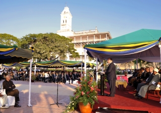 Mawlana Hazar Imam and Dr Amani Abeid Karume, President of Zanzibar and Chairman of the Revolutionary Council, accompanied by Madame Shadya Karume, inaugurate the completion of the US$ 2.4 million restoration of Stone Town's Forodhani Park.