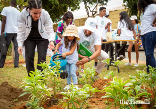 Ismaili families and community partners came together to plant trees in Angola. 