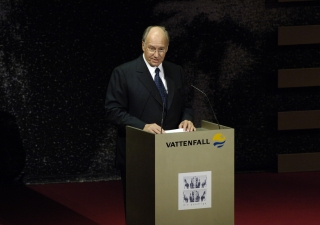 Mawlana Hazar Imam giving the laudatory address for Viktor Yushchenko, President of The Ukraine, at the 2006 Die Quadriga Award Ceremony.