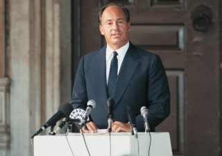 His Highness the Aga Khan addressing the audience at the Aga Khan Award for Architecture (AKAA) 1983 ceremony held at the Topkapi Palace in Istanbul.