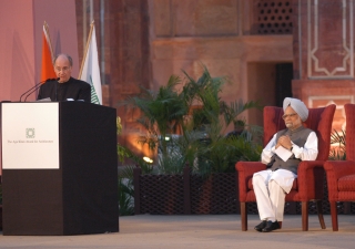 Mawlana Hazar Imam addresses the gathering at the 2004 Aga Khan Award for Architecture (AKAA) ceremony, held at Humayun's Tomb in Delhi. Prime Minister Dr Manmohan Singh looks on.