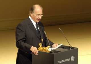 Mawlana Hazar Imam gives his acceptance speech after receiving the Die Quadriga 2005 prize in recognition of his life's work in helping the poorest regions of the world.