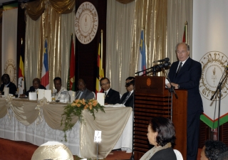 Mawlana Hazar Imam talks at a banquet in honour of President Yoweri Museveni of Uganda, with President Francois Bozize of the Central African Republic and Joachim Chissano, former President of Mozambique also in attendance.