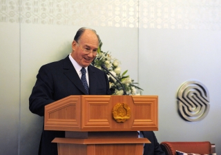 Mawlana Hazar Imam addressing guests at the inauguration of the Dushanbe Serena Hotel.