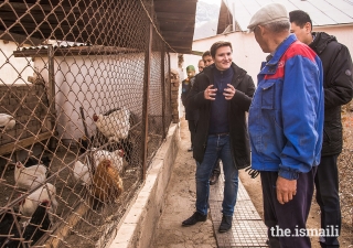 Prince Aly Muhammad visits a local chicken farm owned by Mr Kalyikul Ysyraliev. As a graduate of UCA’s Entrepreneurship Programme, Mr Ysraliev built his first greenhouse in 2013 with the support of a loan from the Kyrgyz Investment and Credit Bank and UCA, and has been supplying chickens, eggs, as well as vegetables and roses to the local community for the past five years.
