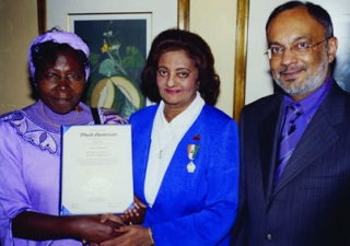 Presentation of the &#039;Bachelor of Humanities&#039; degree by Eddah Gachukia of Kenyatta University, together with Zul Abdul, President of the Ismaili Council for Kenya 