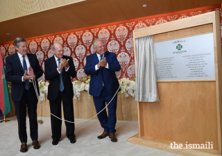 Toronto Mayor John Tory, Prince Amyn, and Ontario Premier Doug Ford unveil the ceremonial plaque for Generations Toronto at the Ismaili Centre Toronto on 27 September 2022.