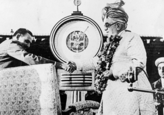 Mawlana Sultan Mahomed Shah about to be weighed in diamonds in celebration of the 60th year of his Imamate at the Brabourne Stadium in Bombay, 10 March 1946. 