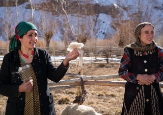In Roshtqala, Tajikistan, the Aga Khan Foundation supports a programme that links "Pamiri Yarn" – a cashgora-producing women's group – to buyers in the USA. The business benefits Tajik and American artisans, as well as cashgora goat producers in the Pamirs.