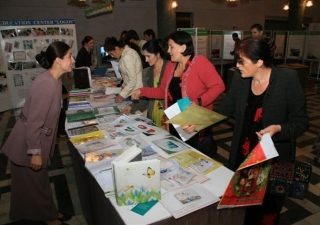 Nafisa Gulshaeva, a staff member of the AKF-supported Institute of Professional Development in Dushanbe, discusses teaching resources with visitors.  