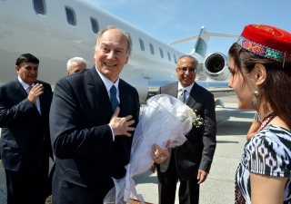 Upon his arrival, Mawlana Hazar Imam is greeted by volunteers with flowers in the presence of His Excellency Hamrokhon Zarifi, Minister of Foreign Affairs of the Republic of Tajikistan, Dr Shafik Sachedina, Director of Diplomatic Affairs at the Aga Khan D