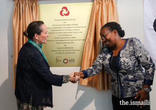 Princess Zahra congratulates Helene N’Garnim-Ganga, Regional Director of AFD in East Africa.