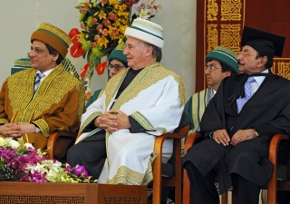 Mawlana Hazar Imam together with Dr Ishrat Ul Ebad Khan, Governor of Sindh Province and the province’s Chief Minister, Syed Qaim Ali Shah at the 2013 Convocation of the Aga Khan University.