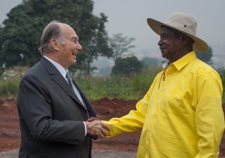 Mawlana Hazar Imam and President Yoweri Museveni on the land granted in Nakawa for the new Aga Khan University Hospital, Kampala. AKDN / Will Boase