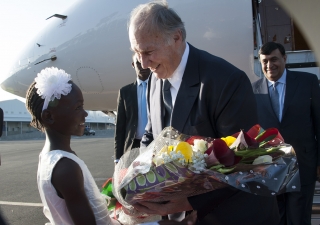Mawlana Hazar Imam is welcomed by an 8-year-old girl, who presents him with a bouquet upon his arrival in Nairobi. Aziz Islamshah