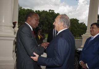 Arriving for Jamhuri Day celebrations at State House, Mawlana Hazar Imam is greeted by Kenyan President Uhuru Kenyatta. Aziz Islamshah