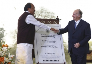 India Vice President Shri M. Venkaiah Naidu and the Aga Khan unveil the plaque marking the inauguration of the Sunder Nursery, the newly created 90-acre Park in New Delhi.