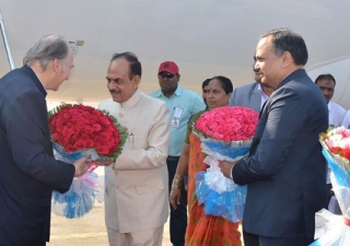 Deputy Chief Minister Mohammed Mahmood Ali presenting a bouquet to spiritual leader Aga Khan at Begumpet Airport in Hyderabad on Monday