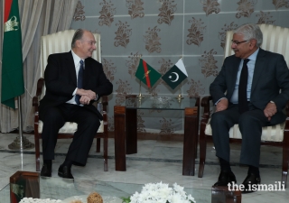 Mawlana Hazar Imam in discussion with Pakistan’s Minister of Foreign Affairs Mr. Khawaja Asif upon his arrival at Nur Khan Air Base, Islamabad